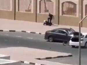 كويتي يضرب زوجته في الشارع