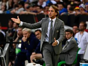 روبرتو مانشيني مدرب منتخب إيطاليا مطالب بتحقيق نتيجة إيجابية (المصدر: أ ف ب)