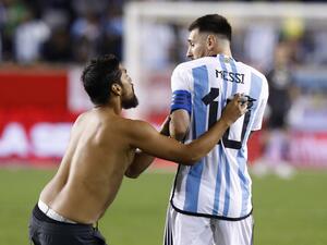تفاجىء ميسي بالمشجع الذي اندفع صوبه بشكلٍ غير متوقع (المصدر: أ ف ب)