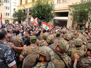 Servicemen try to raid the Lebanese parliament 