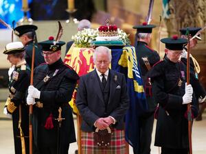 وظل جثمان إليزابيث الثانية التي حكمت لمدة 70 عاماً، بعيداً عن عامة الناس حتى مساء أمس (الاثنين)