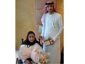 العضو المنتدب والرئيس التنفيذي لبيت التمويل الكويتي – البحرين يهنئ الموظفة نورة الرميحي بمناسبة حصولها على درجة الماجستير