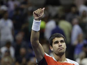 Spain's Carlos Alcaraz celebrates after winning against USA's Frances Tiafoe during their 2022 US Open Tennis tournament men's singles semi-final match at the USTA Billie Jean King National Tennis Center in New York, on September 9, 2022. (Photo by KENA BETANCUR / AFP)