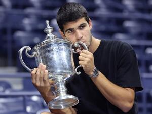 Carlos Alcaraz of Spain celebrates with the winners trophy after defeating Casper Ruud of Norway during their Men’s Singles Final match on Day Fourteen of the 2022 US Open at USTA Billie Jean King National Tennis Center on September 11, 2022 in the Flushing neighborhood of the Queens borough of New York City. Julian Finney/Getty Images/AFP (Photo by JULIAN FINNEY / GETTY IMAGES NORTH AMERICA / Getty Images via AFP)