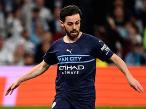 Manchester City's Portuguese midfielder Bernardo Silva vies with Real Madrid's Croatian midfielder Luka Modric (R) during the UEFA Champions League semi-final second leg football match between Real Madrid CF and Manchester City at the Santiago Bernabeu stadium in Madrid on May 4, 2022. (Photo by GABRIEL BOUYS / AFP)