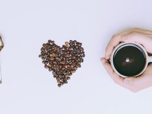 جميلة البوابة: 5 أقنعة القهوة لشعر مذهل