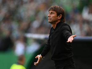 Tottenham Hotspur's Italian head coach Antonio Conte gestures during the UEFA Champions League, group D, first leg football match between Sporting Lisbon and Tottenham Hotspur at the Jose Alvalade stadium in Lisbon on September 13, 2022. (Photo by PATRICIA DE MELO MOREIRA / AFP)