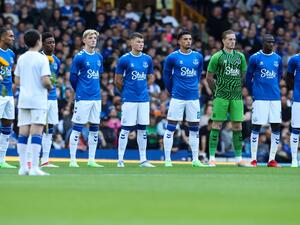 Everton's team-players respect a minute of silence in tribute to the victims of the war in Ukraine during a club friendly football match between Everton and Dynamo Kyiv at Goodison Park in Liverpool on July 29, 2022. (Photo by Nigel Roddis / AFP)