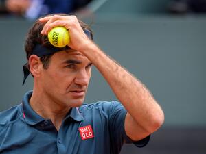 Switzerland's Roger Federer reacts during his ATP 250 Geneva Open tennis match against Spain's Pablo Andujar on May 18, 2021 in Geneva. / AFP / Fabrice COFFRINI