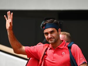 Switzerland's Roger Federer waves to the audience as he arrives for the his men's singles second round tennis match against Croatia's Marin Cilic on Day 5 of The Roland Garros 2021 French Open tennis tournament in Paris on June 3, 2021. / AFP / Anne-Christine POUJOULAT