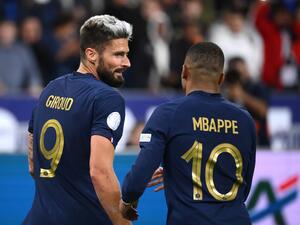 France's forward Olivier Giroud (L) embraces teammate France's forward Kylian Mbappe after scoring during the UEFA Nations League, League A Group 1 football match between France and Austria at Stade de France in Saint-Denis, north of Paris, on September 22, 2022. (Photo by FRANCK FIFE / AFP)