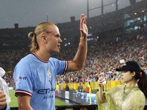 Erling Haaland of Manchester City walks off as a storm suspends play during the pre-season friendly match between Bayern Munich and Manchester City at Lambeau Field on July 23, 2022 in Green Bay, Wisconsin. Jamie Squire/Getty Images/AFP (Photo by JAMIE SQUIRE / GETTY IMAGES NORTH AMERICA / Getty Images via AFP)
