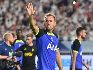 Tottenham Hotspur's Harry Kane (2R) greets fans after the exhibition football match between Tottenham Hotspur FC and Sevilla FC at Suwon World Cup Stadium in Suwon on July 16, 2022. (Photo by Jung Yeon-je / AFP)