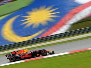 Red Bull's Dutch driver Max Verstappen drives his car during the Formula One Malaysia Grand Prix in Sepang on October 1, 2017. (Photo by MANAN VATSYAYANA / AFP)