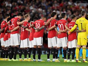 لاعبو مانشستر يونايتد في لحظة حداد قبل بدء المباراة أمام سوسييداد في الدوري الأوروبي أمس الخميس (المصدر: أ ف ب)