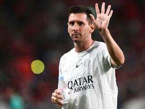 Paris Saint-Germain's Argentinian forward Lionel Messi waves as he warms up during PSG's Japan Tour football match against Urawa Reds at the Saitama Stadium in Saitama on July 23, 2022. (Photo by Toshifumi KITAMURA / AFP)