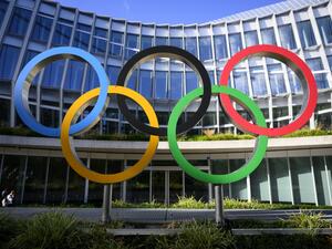 This photograph taken on September 8, 2022, shows the Olympic Rings during the opening of the executive board meeting of the International Olympic Committee (IOC), in front of the Olympic House, in Lausanne, Switzerland. (Photo by LAURENT GILLIERON / POOL / AFP)