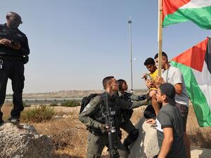 شبان فلسطينيون في مواجهة جنود الإحتلال