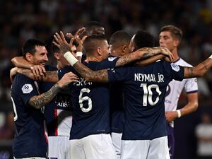 Paris Saint-Germain's Brazilian forward Neymar (R) is congratulated by teammates after scoring a goal during the French L1 football match between Toulouse FC and Paris-Saint Germain (PSG) at Stadium TFC in Toulouse, southwestern France, on August 31, 2022. (Photo by Lionel BONAVENTURE / AFP)