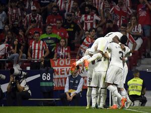 Real Madrid's players celebrate after the team second goal during the Spanish League football match between Club Atletico de Madrid and Real Madrid CF at the Wanda Metropolitano stadium in Madrid on September 18, 2022. (Photo by OSCAR DEL POZO / AFP)