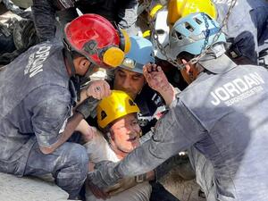 إنقاذ شخص من تحت أنقاض مبنى اللويبدة