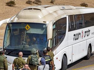 إطلاق النار على حافلة تقل جنودا اسرائيليين