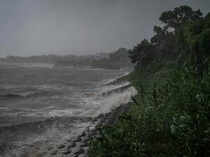 أمواج عالية تضرب سواحل اليابان