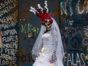 مكسيكيون يحيون مهرجان " يوم الموتى "