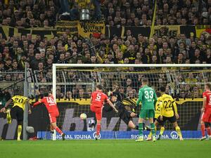 بايرن ميونخ يفرط في الفوز بفضل هدف موديست (يسار) (المصدر: أ ف ب)