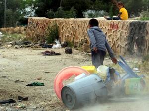 طفل يجمع الخردة من مكبات النفايات