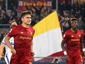 ديبالا غادر اللقاء في الدقيقة 50 بداعي الإصابة بعد تسديد ركلة الجزاء التي سجل منها (المصدر: أ ف ب)