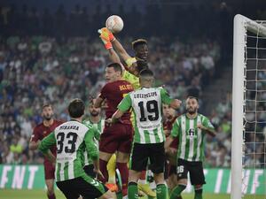 روما يتعادل مع بيتيس (المصدر: أ ف ب)