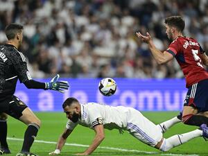 بنزيمة (وسط) يتعرض لدفعة داخل منطقة الجزاء في حادثة ركلة جزاء ريال مدريد (المصدر: أ ف ب)