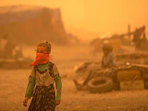 عاصفة رملية تجتاح مخيما للنازحين شمال سوريا