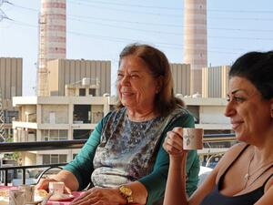 لبنانيات يشربن القهوة مقابل محطة توليد الكهرباء في المنطقة الصناعية