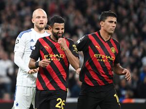 محرز (وسط) بعد إهدار ركلة الجزاء (المصدر: أ ف ب)