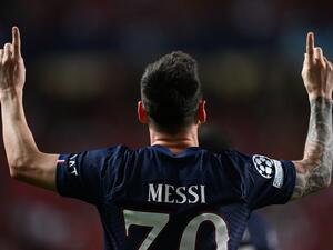 ميسي يحتفل بهدفه (المصدر: أ ف ب)