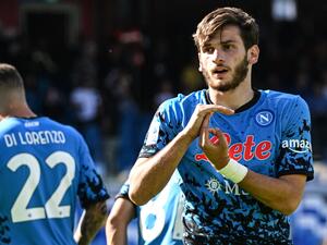 كفاراتسخيليا يقود نابولي لفوز جديد (المصدر: أ ف ب)