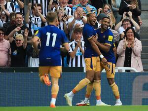 نيوكاسل يتحدى مانشستر يونايتد اليوم (المصدر: أ ف ب)