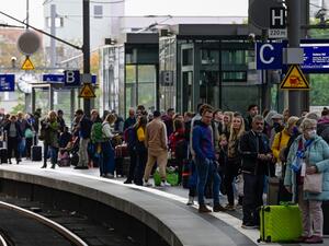 توقفت حركة القطارات 3 ساعات في المانيا