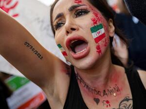 دانت "قوانين الحجاب الإلزامي التمييزية والمسيئة التي ترسخ العنف ضد النساء والفتيات في إيران