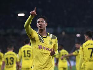 Dortmund's English midfielder Jude Bellingham celebrates scoring the 0-2 lead during the German Cup (DFB Pokal) second round football match between German second division Bundesliga team Hannover 96 and German first division Bundesliga team Borussia Dortmund in Hanover, central Germany, on October 19, 2022. (Photo by Ronny Hartmann / AFP)