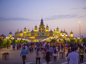 القرية العالمية وكوكا-كولا الشرق الأوسط تعلنان عن توقيع شراكة استراتيجية