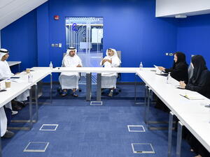 جامعة الإمارات تبحث مع جمعية الإمارات للإدارة العامة تعزيز التعاون وبناء شراكة استراتيجية