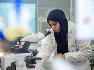 باحثة من جامعة الإمارات تحقق اكتشافاً علمياً جديداً في الدولة