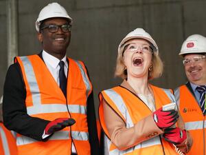 وعاد كوارتنج على وجه السرعة من زيارته الى الولايات المتحدة وتوجه مباشرة إلى داونينغ ستريت للقاء تراس.