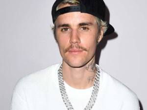 Justin Bieber Pees in Public Pictures 