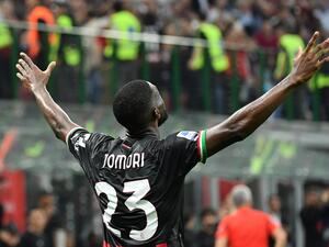 AC Milan's British defender Fikayo Tomori celebrates scoring his team's first goal during the Italian Serie A football match between AC Milan and Juventus at the San Siro stadium in Milan on October 8, 2022. (Photo by Isabella BONOTTO / AFP)