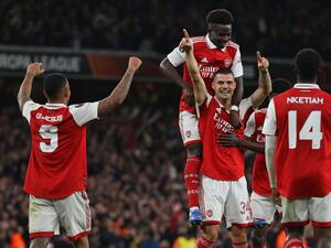 Arsenal's Swiss midfielder Granit Xhaka (C) celebrates with teammates after scoring the opening goal of the UEFA Europa League Group A football match between Arsenal and PSV Eindhoven at The Arsenal Stadium in London, on October 20, 2022. (Photo by ADRIAN DENNIS / AFP)