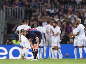 Barcelona's Dutch midfielder Frenkie De Jong reacts during the UEFA Champions League 1st round day 5, Group C football match between FC Barcelona and FC Bayern Munich at the Camp Nou stadium in Barcelona on October 26, 2022. (Photo by Josep LAGO / AFP)